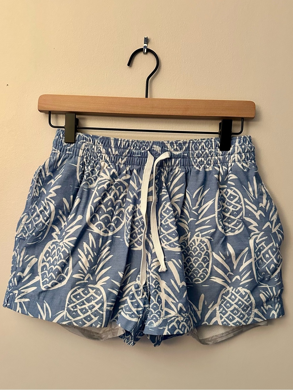 Chubbies Blue Pineapple Print Lined Classic Men’s 4” swim trunks